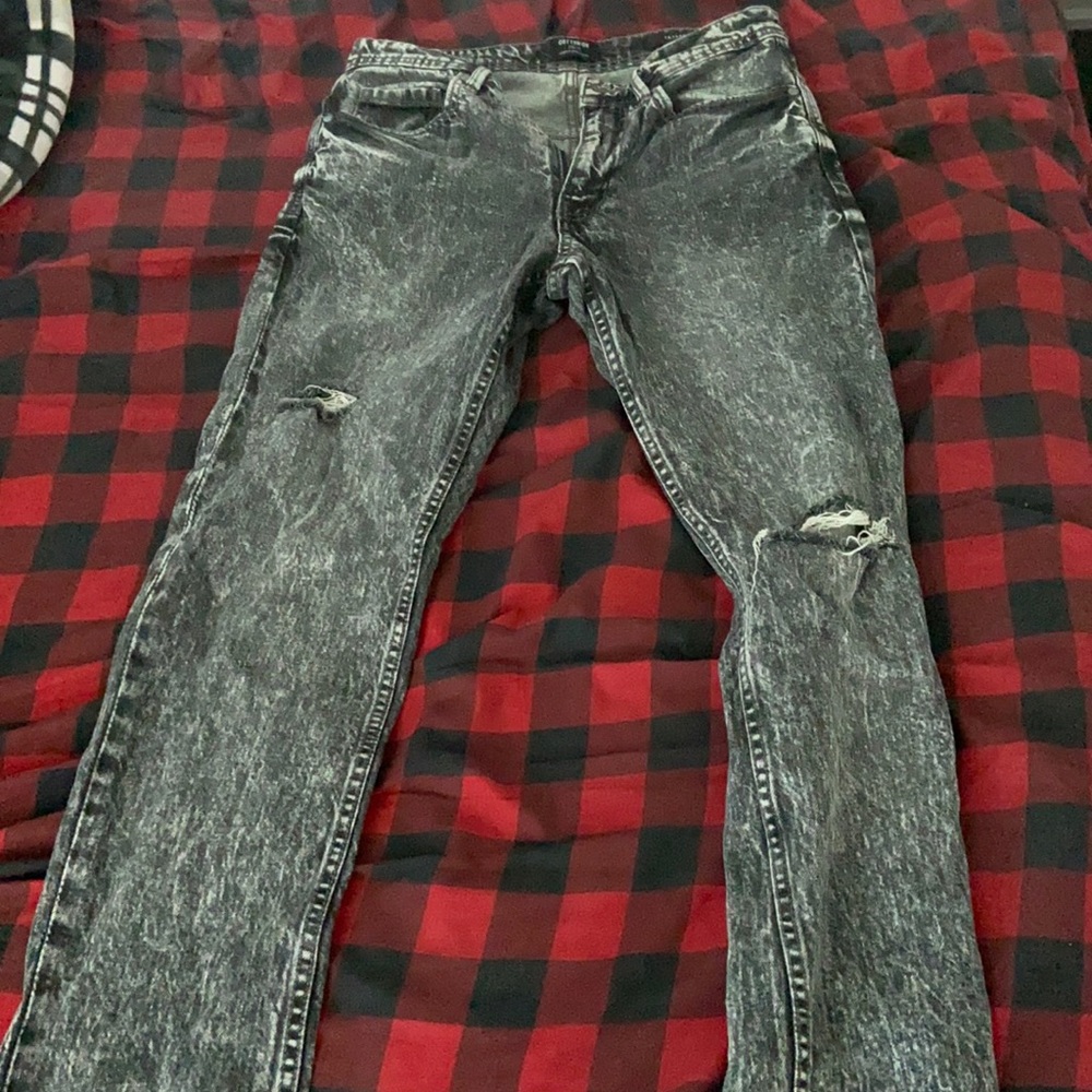 Ripped tapered skinny jeans